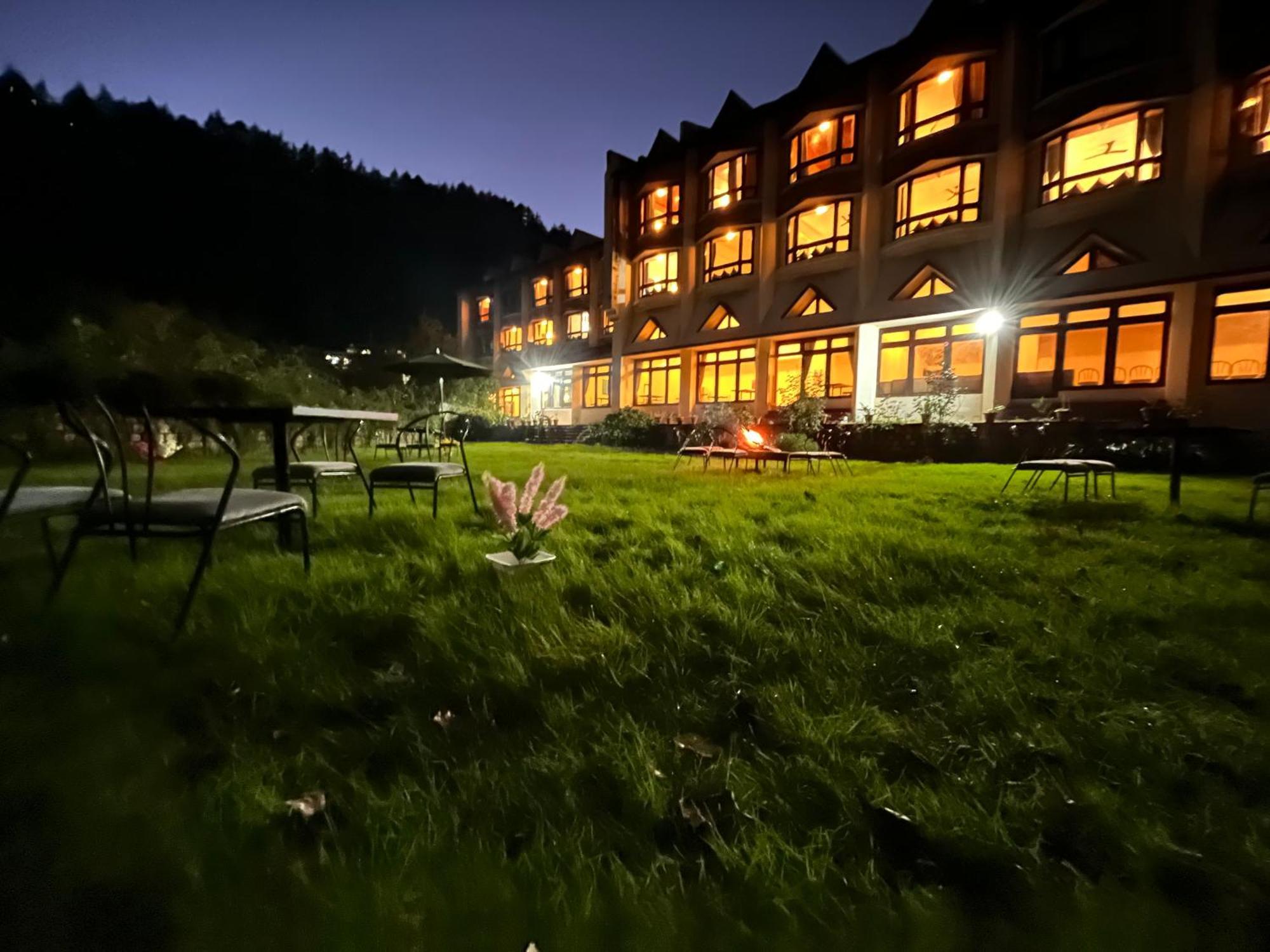 Sagar Resort !! Mountain View ! Luxury Stay ! Family Resort ! Private Parking ! Near Mall Road Manāli Kültér fotó