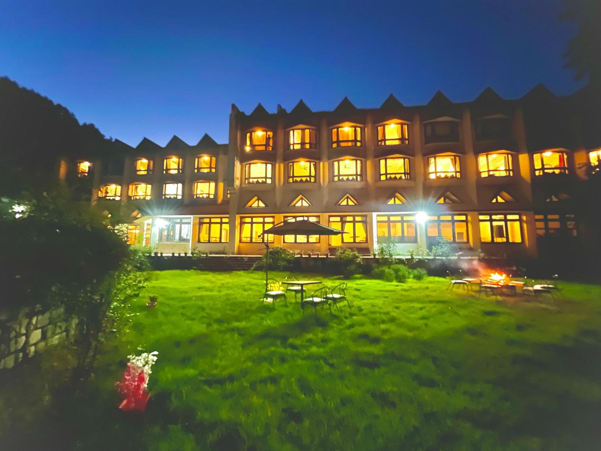 Sagar Resort !! Mountain View ! Luxury Stay ! Family Resort ! Private Parking ! Near Mall Road Manāli Kültér fotó